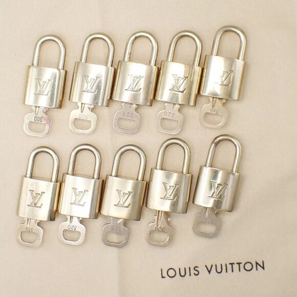 LOUIS VUITTON LV 10 SET PADLOCK CADENA KEY BAG CHARM GOLD PLATED FRANCE 37YE672 - Picture 1 of 4
